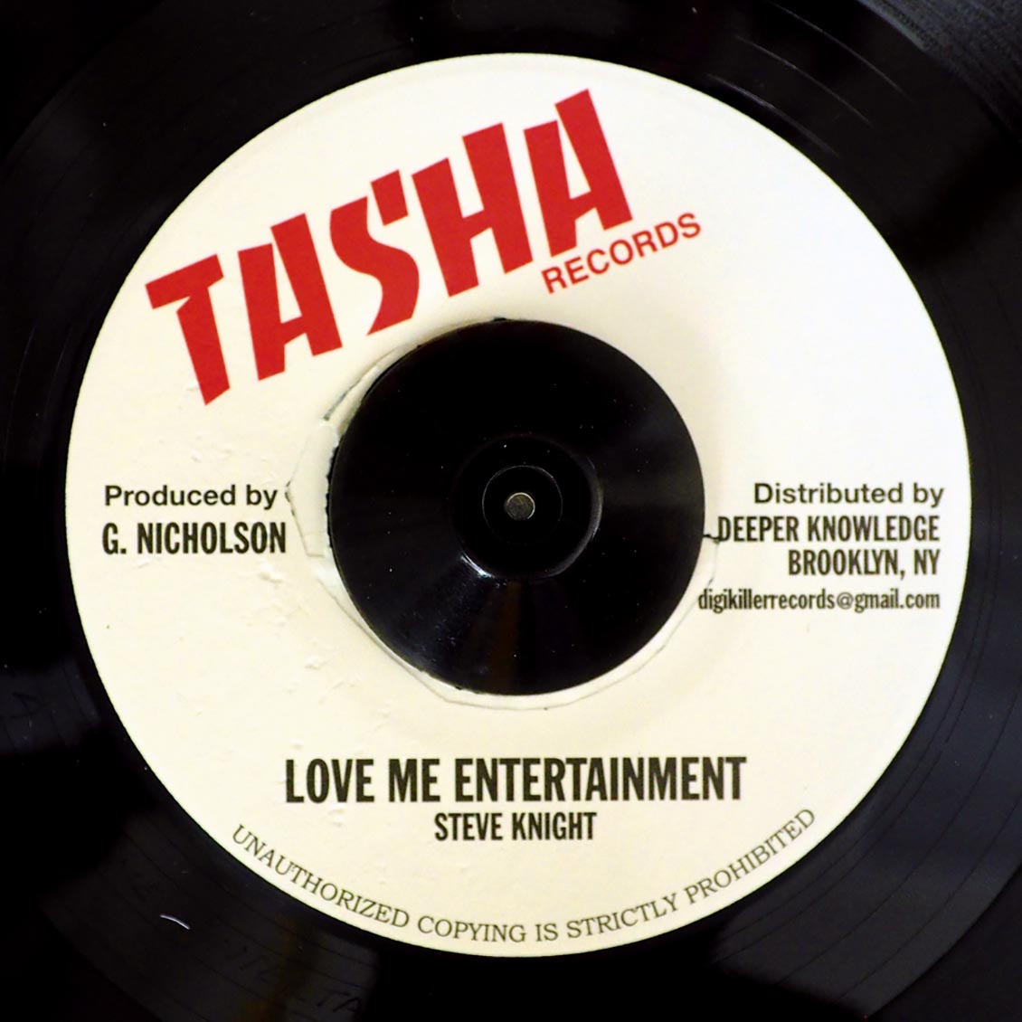 Steve Knight - Love Me Entertainment / Gifted Roots Band - Strokes Dub (rhythm: "Different Strokes")
