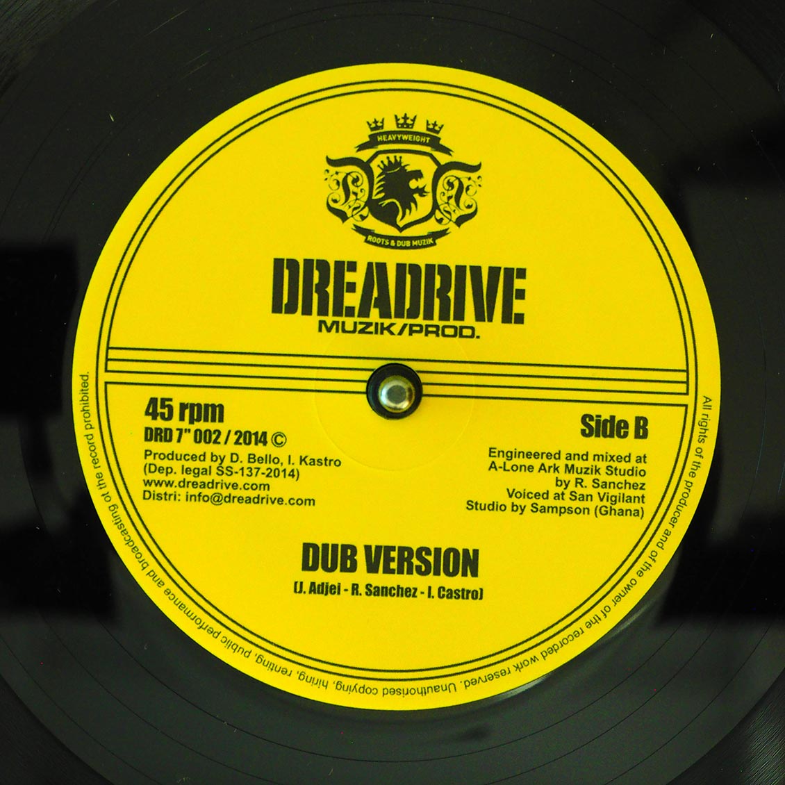 Ras Apaawa - Keep Moving  /  Roberto Sanchez (Lone Ark) - Dub Version
